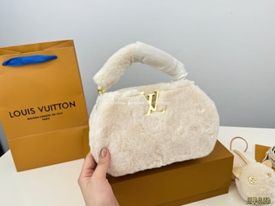 LV羊羔毛包包11