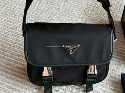 Prada郵差包1