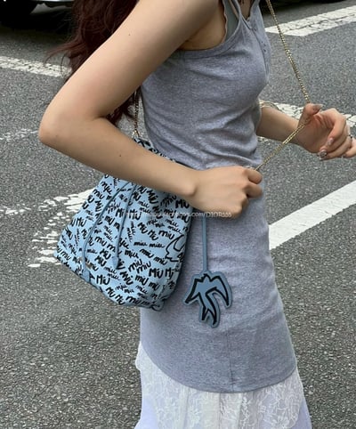 miumiu 塗鴉滿印水桶包2