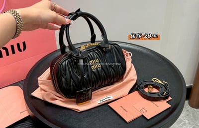 miumiu 褶皺保齡球包 16