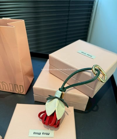 Miumiu花朵吊飾5