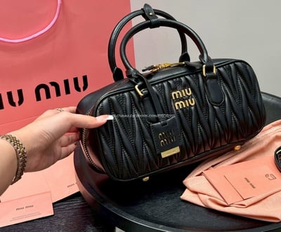 miumiu 褶皺保齡球包 11