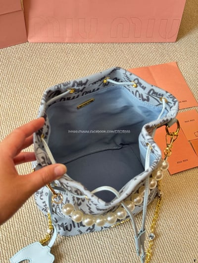 miumiu 塗鴉滿印水桶包9