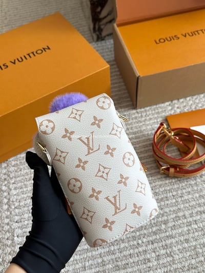 vivienne毛絨手機包10