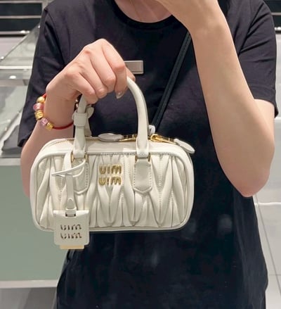 miumiu 褶皺保齡球包 3