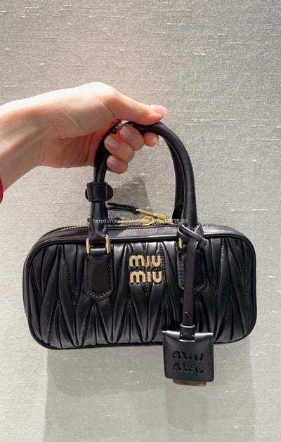 miumiu 褶皺保齡球包 1