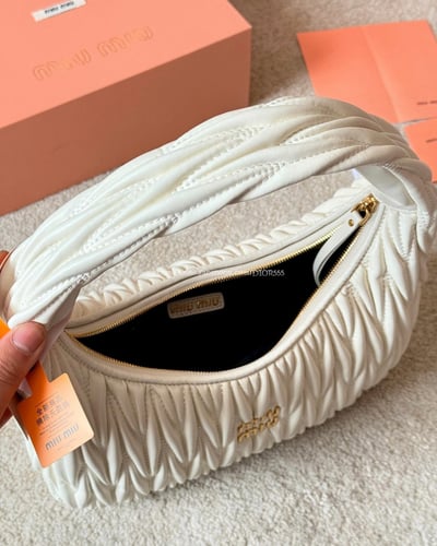 MiuMiu Wander 褶皺手提包7