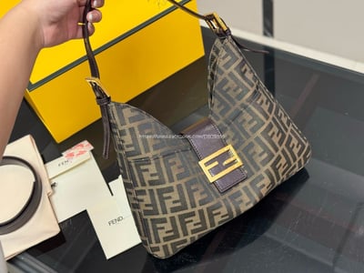 Fendi zucca 老花牛角包1