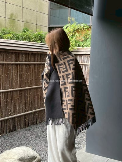 Fendi斗篷披肩4