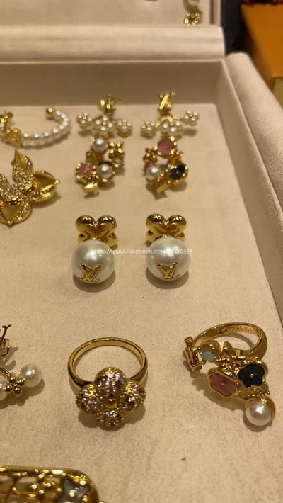 LV金屬小花朵字母耳環7