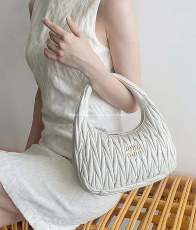 MiuMiu Wander 褶皺手提包3