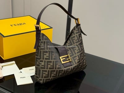 Fendi zucca 老花牛角包9