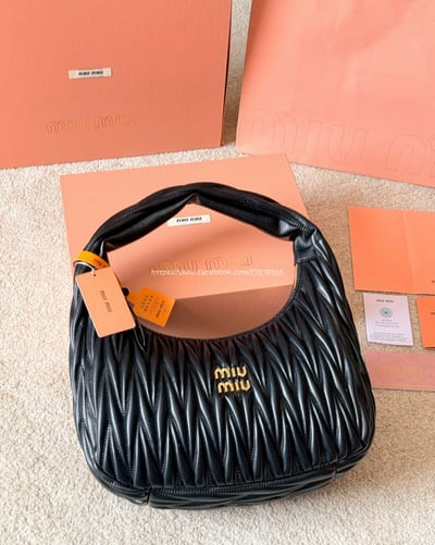 MiuMiu Wander 褶皺手提包10