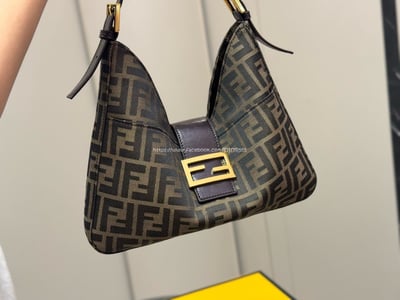 Fendi zucca 老花牛角包8