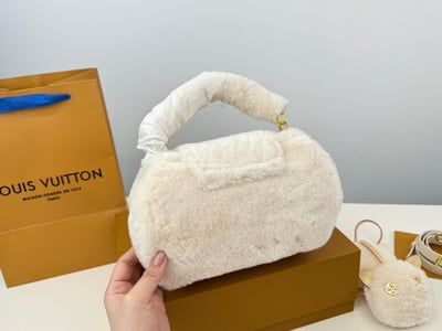 LV羊羔毛包包10