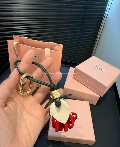 Miumiu花朵吊飾7