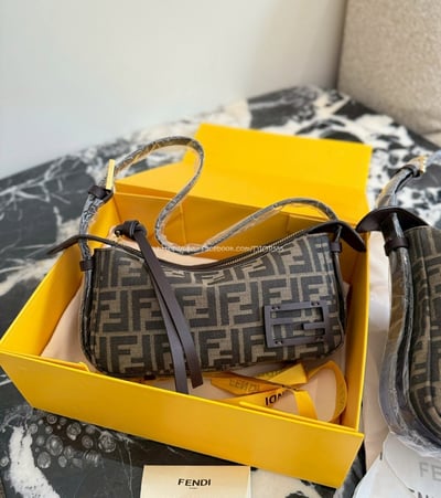 Fendi腋下包8