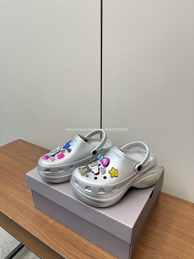 Balenciaga×Crocs洞洞鞋11