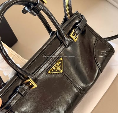 prada soft小購物包 10