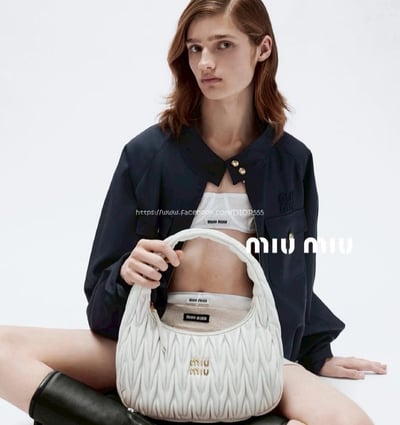 MiuMiu Wander 褶皺手提包4