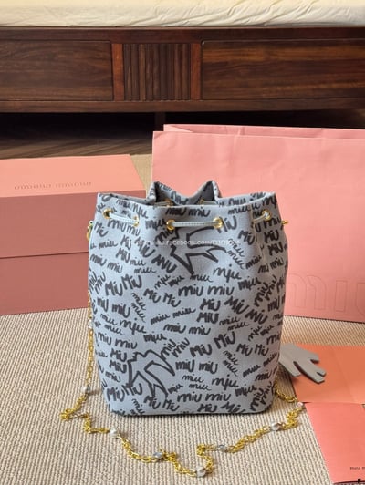 miumiu 塗鴉滿印水桶包5