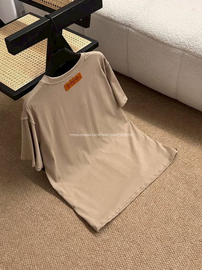 LV奶咖色壓花短袖T6