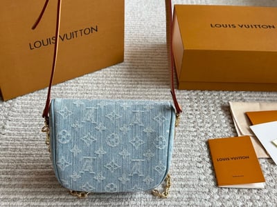 Lv淺色牛仔腰包9