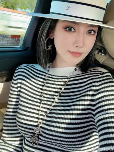 小香圓環鏤空水鑽雙C耳圈 耳環2