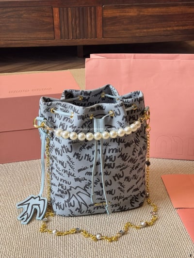 miumiu 塗鴉滿印水桶包8