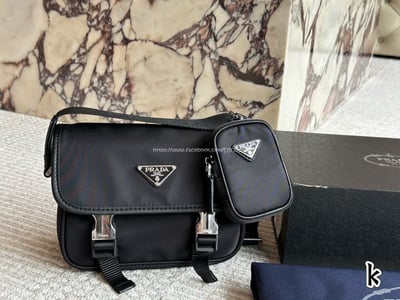 Prada郵差包10