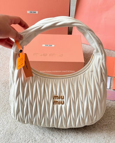 MiuMiu Wander 褶皺手提包6