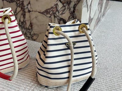  Prada尼龍水桶包5