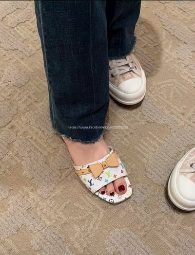 LV X TM蝴蝶結平底拖鞋2