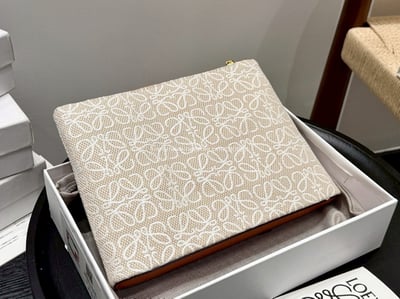 LOEWE Oblong  pouch帆布手拿包7