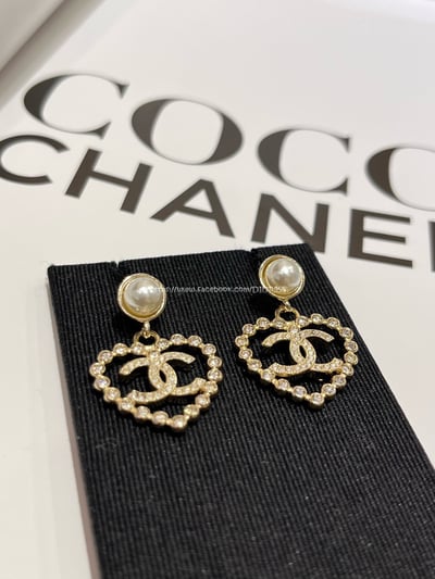 小香淺金色滿鑽雙C鏤空耳環1