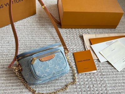 Lv淺色牛仔腰包10