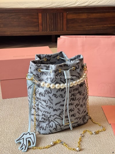 miumiu 塗鴉滿印水桶包1