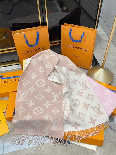 LV 粉白漸層圍巾7