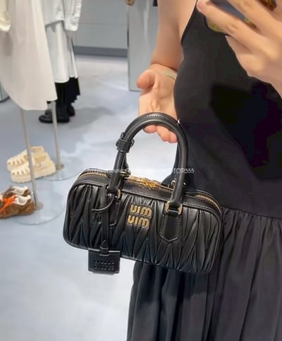 miumiu 褶皺保齡球包 7