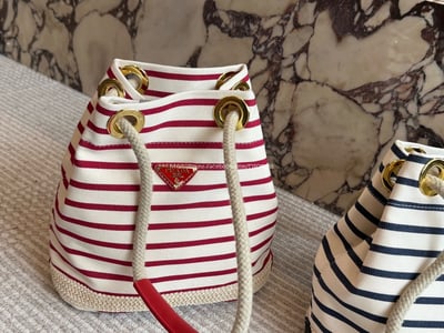  Prada尼龍水桶包1