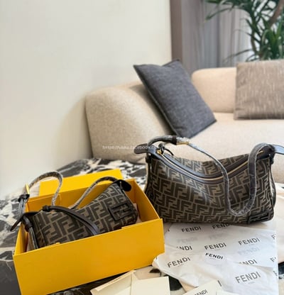 Fendi腋下包7