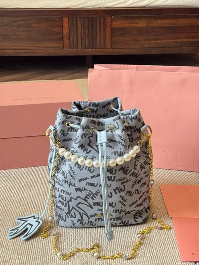 miumiu 塗鴉滿印水桶包10