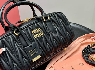 miumiu 褶皺保齡球包 12
