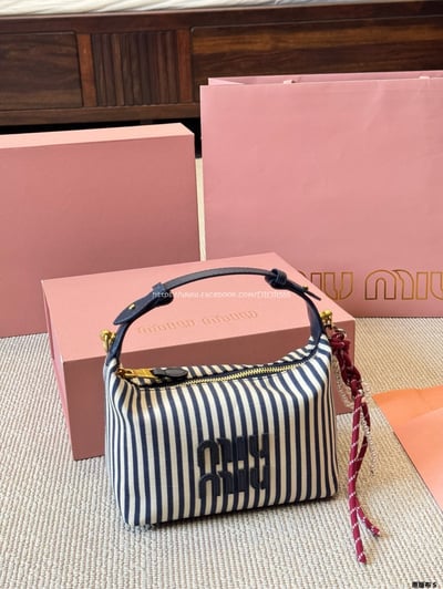miumiu帆布飯盒包7