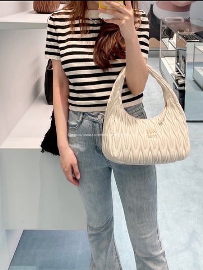 MiuMiu Wander 褶皺手提包5