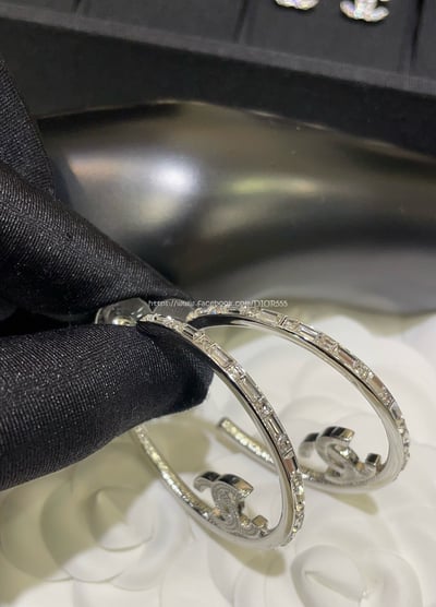 小香圓環鏤空水鑽雙C耳圈 耳環1