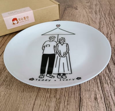 【客製化似顏繪】簡約萌萌愛情傘＿點心盤(6.5吋骨瓷盤)5