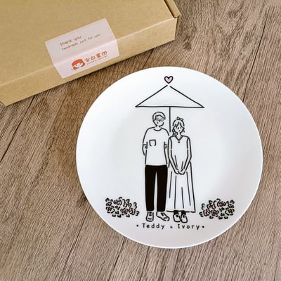 【客製化似顏繪】簡約萌萌愛情傘＿點心盤(6.5吋骨瓷盤)1