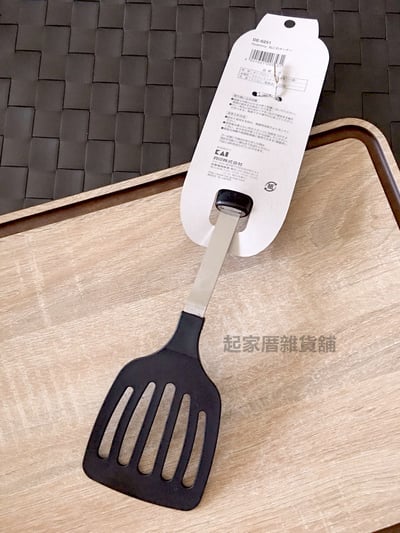 日本貝印KAI－貓咪帶孔尼龍平鏟10