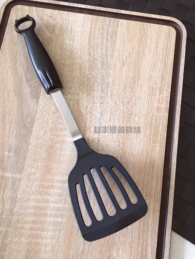 日本貝印KAI－貓咪帶孔尼龍平鏟6